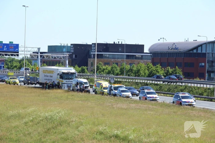 Bestelbus knalt achterop vrachtwagen