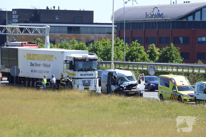 Bestelbus knalt achterop vrachtwagen