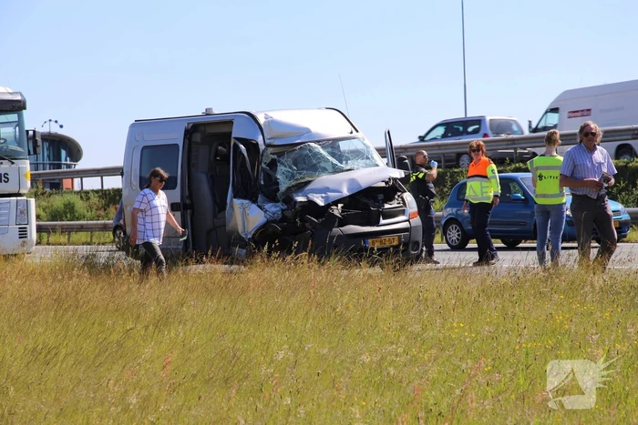 Bestelbus knalt achterop vrachtwagen