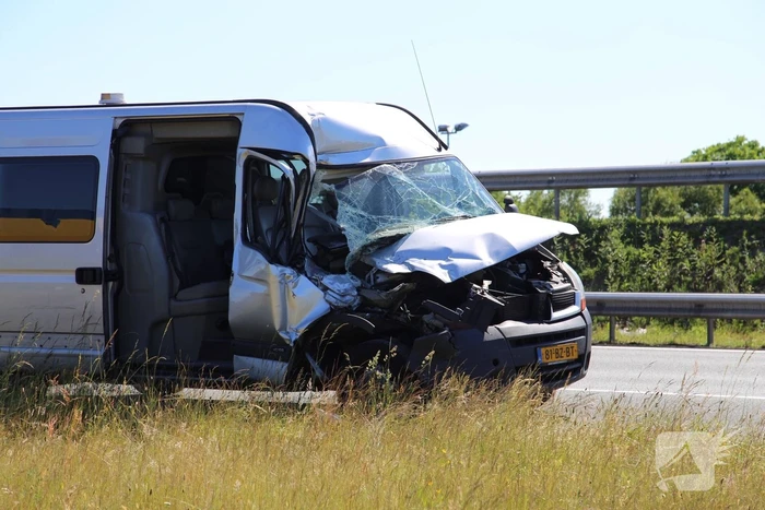 Bestelbus knalt achterop vrachtwagen