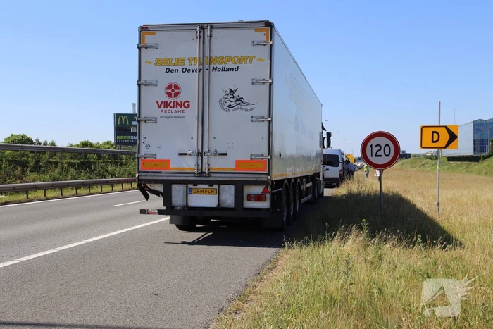 Bestelbus knalt achterop vrachtwagen