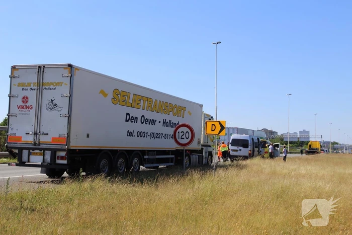 Bestelbus knalt achterop vrachtwagen