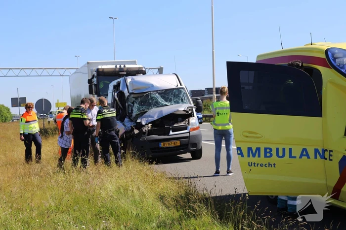 Bestelbus knalt achterop vrachtwagen