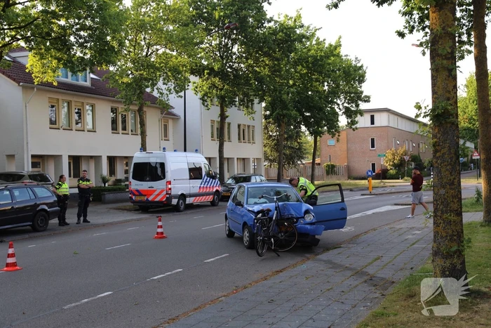 Automobiliste rijdt fietsster aan en knalt tegen boom