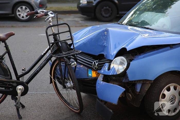 Automobiliste rijdt fietsster aan en knalt tegen boom