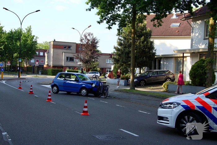 Automobiliste rijdt fietsster aan en knalt tegen boom