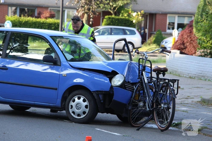 Automobiliste rijdt fietsster aan en knalt tegen boom