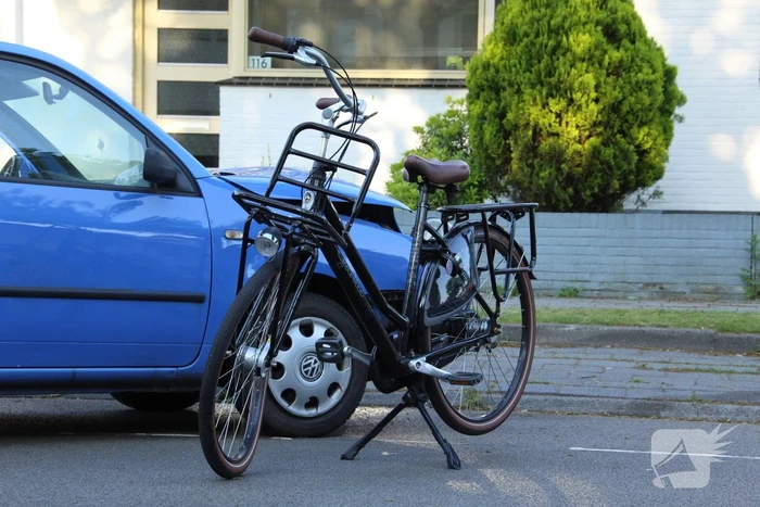 Automobiliste rijdt fietsster aan en knalt tegen boom