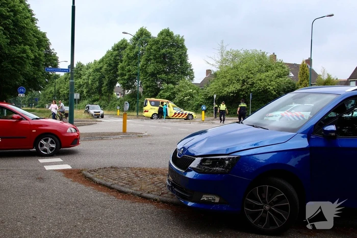 Auto over de kop na botsing