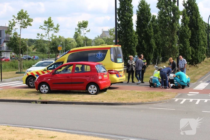 Scooterrijdster gewond na botsing met auto