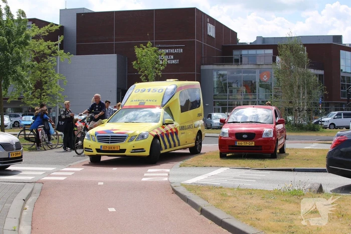 Scooterrijdster gewond na botsing met auto