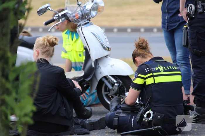 Scooterrijdster gewond na botsing met auto