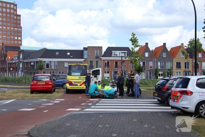 Scooterrijdster gewond na botsing met auto