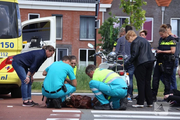 Scooterrijdster gewond na botsing met auto