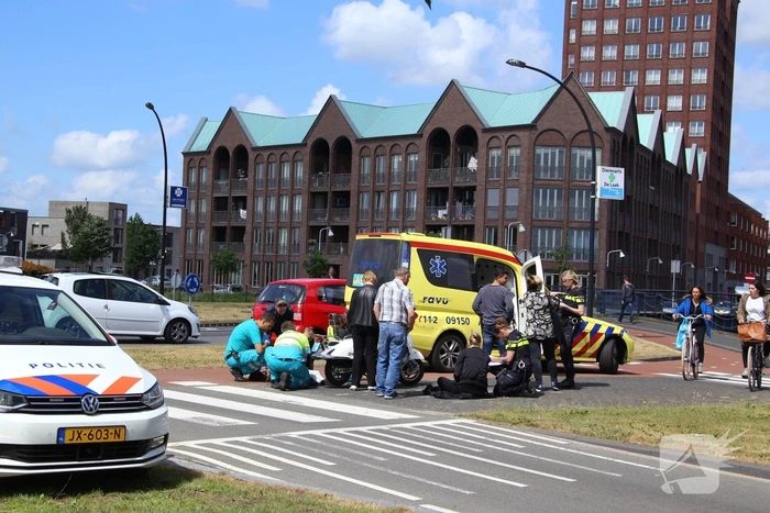 Scooterrijdster gewond na botsing met auto