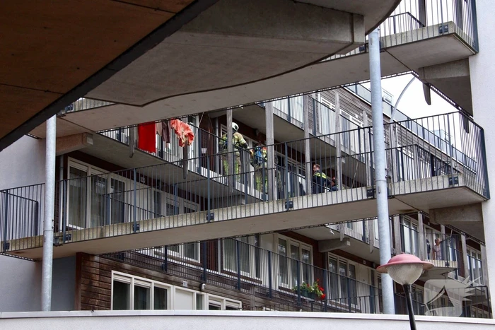 Deur opengeramt voor pannetje op het vuur