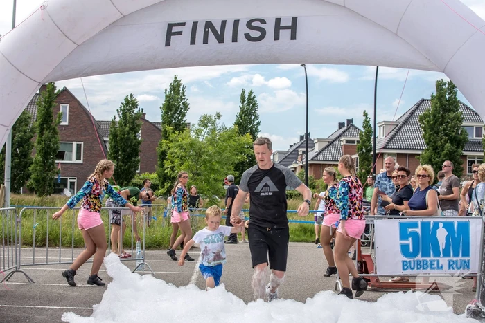 Grote opkomst bij eerste Bubbel Run in Nederland