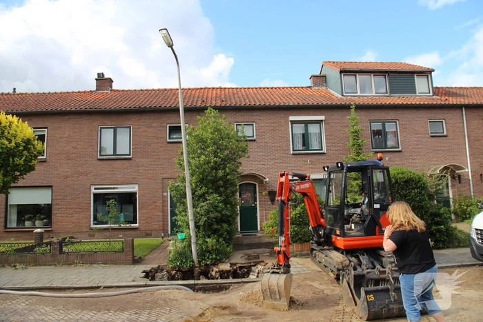 Waterbreuk zorgt voor gat in wegdek