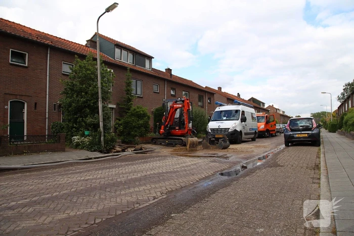 Waterbreuk zorgt voor gat in wegdek