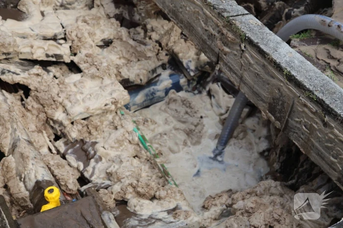 Waterbreuk zorgt voor gat in wegdek