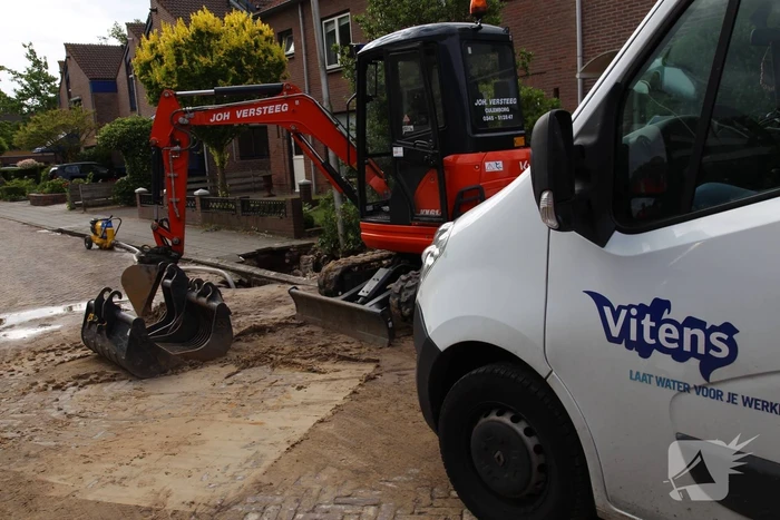 Waterbreuk zorgt voor gat in wegdek