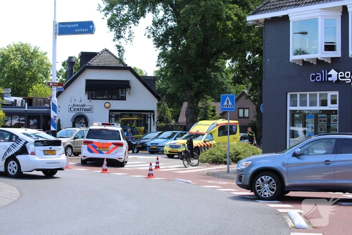 Fietser geschept door auto op rotonde