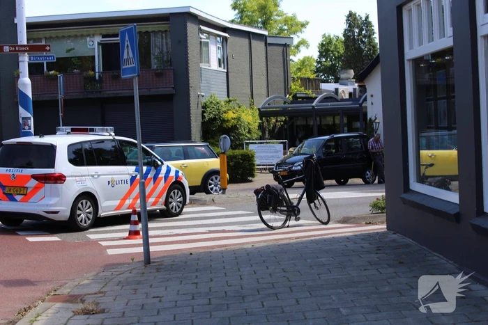 Fietser geschept door auto op rotonde