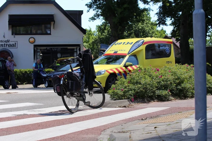 Fietser geschept door auto op rotonde