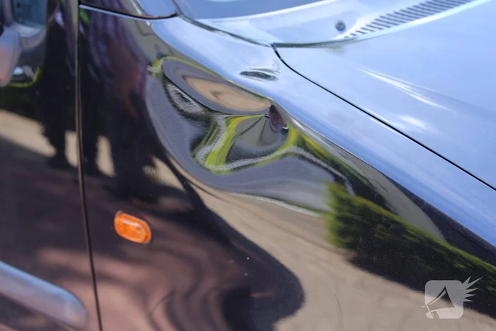 Fietser geschept door auto op rotonde