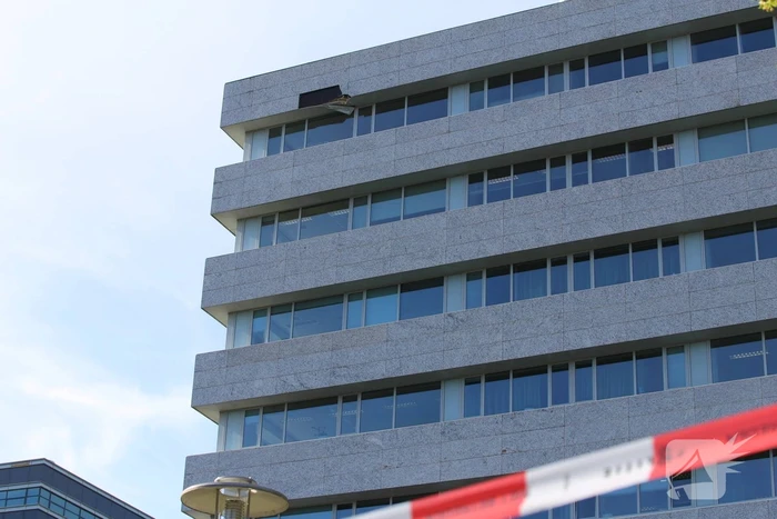 Bouwkraan beschadigt gevel