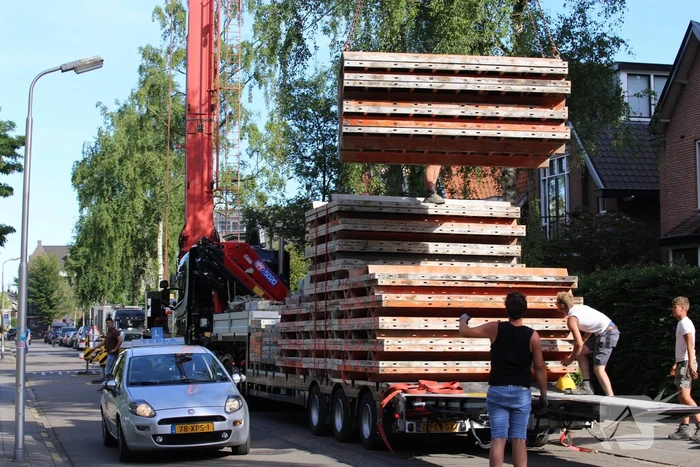 Bouwkraan beschadigt gevel
