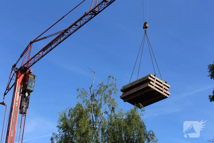 Bouwkraan beschadigt gevel