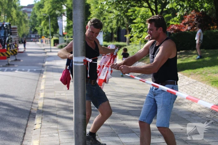 Bouwkraan beschadigt gevel