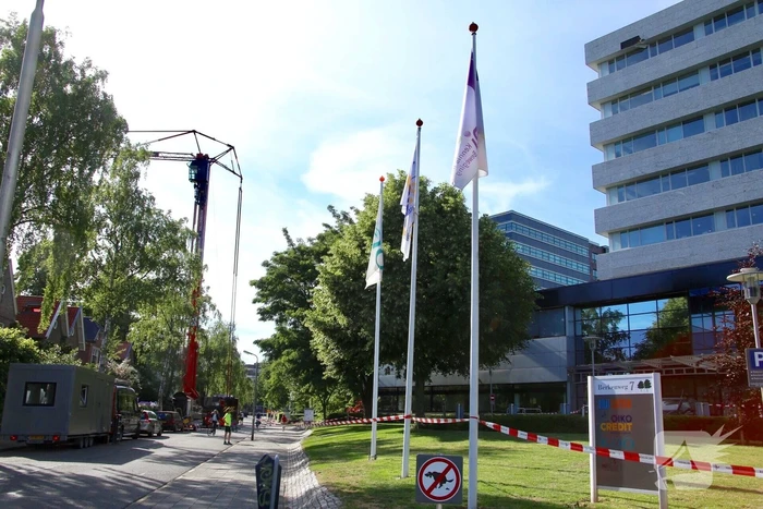 Bouwkraan beschadigt gevel