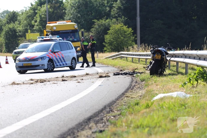 Motorrijder ernstig gewond na knal tegen vangrail