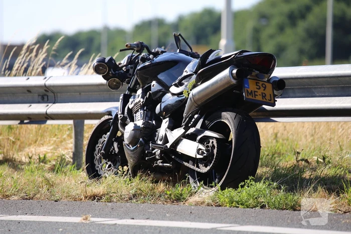 Motorrijder ernstig gewond na knal tegen vangrail
