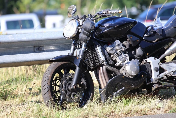 Motorrijder ernstig gewond na knal tegen vangrail