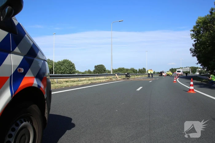 Motorrijder ernstig gewond na knal tegen vangrail