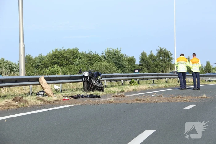 Motorrijder ernstig gewond na knal tegen vangrail