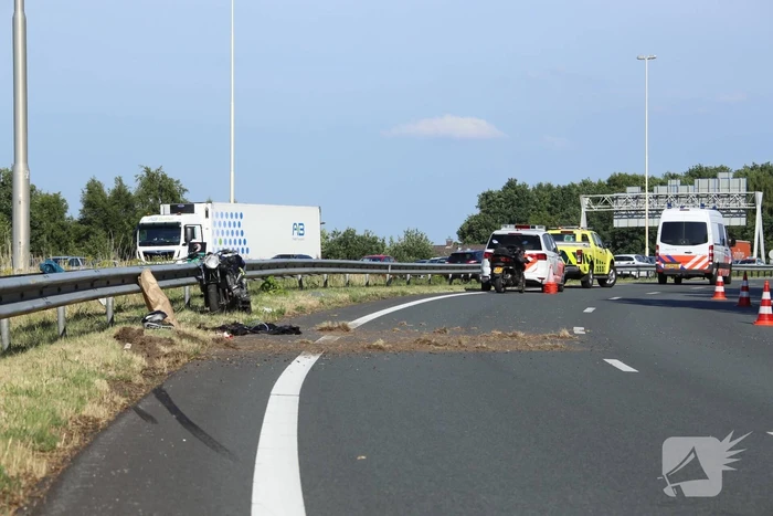 Motorrijder ernstig gewond na knal tegen vangrail