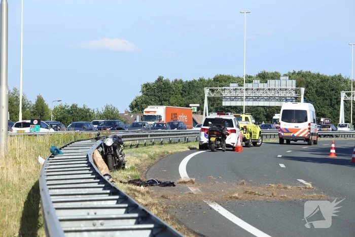 Motorrijder ernstig gewond na knal tegen vangrail