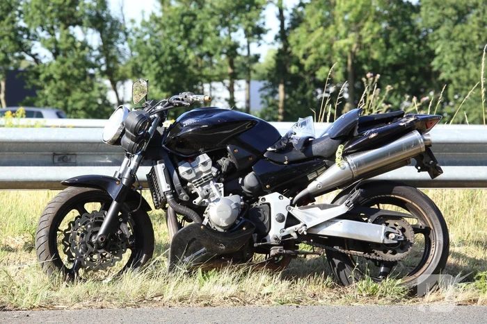 Motorrijder ernstig gewond na knal tegen vangrail