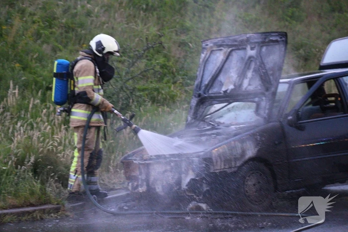 Auto vliegt spontaan in brand tijdens rijden
