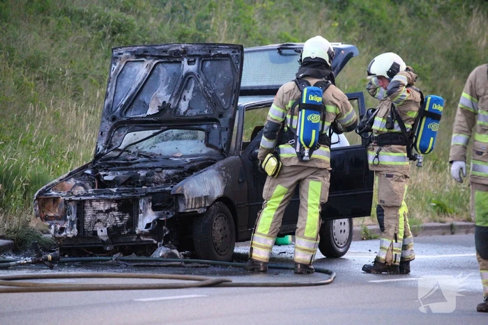 Auto vliegt spontaan in brand tijdens rijden