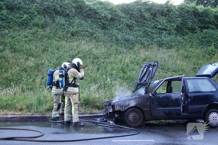 Auto vliegt spontaan in brand tijdens rijden