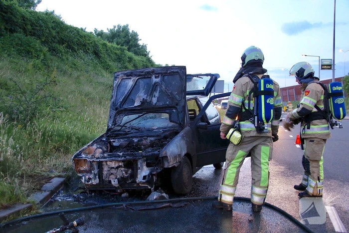 Auto vliegt spontaan in brand tijdens rijden