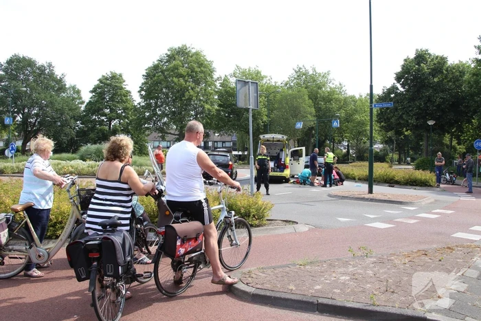 E-bikester gewond na botsing met auto