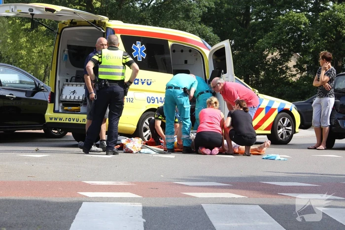 E-bikester gewond na botsing met auto