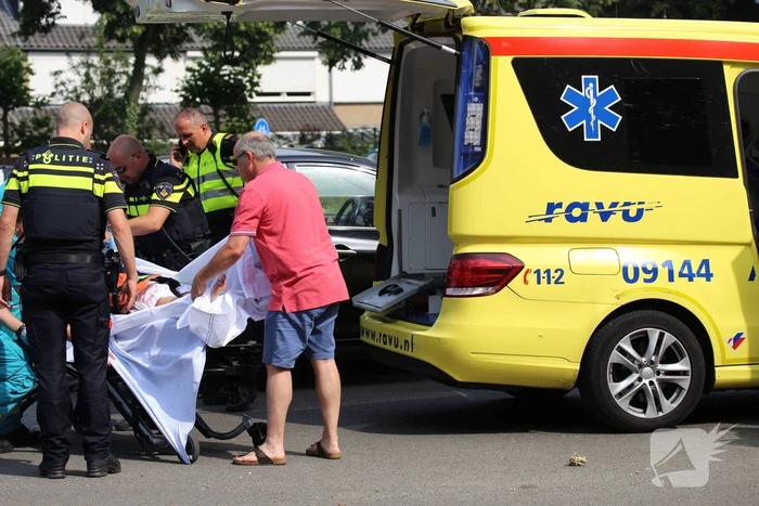 E-bikester gewond na botsing met auto