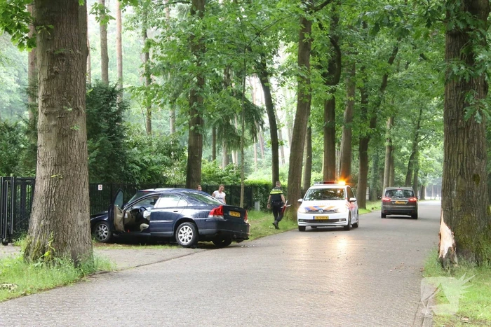 Automobilist gewond na knal op boom en auto